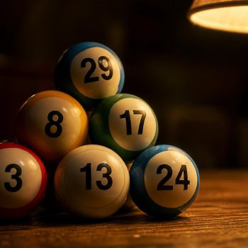 Bola nomor togel di atas meja kayu